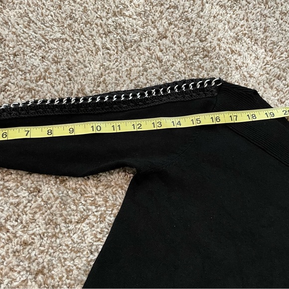 2B BEBE BLACK LONG TOP With Open Chain Link Sleeve Design Size Small - Picture 8 of 8